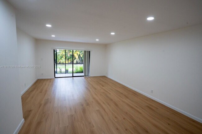 Photo - 136 S Cypress Rd Unidad 314A