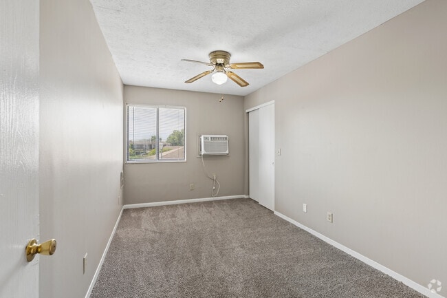2BR, 1BA - 850SF - Bedroom