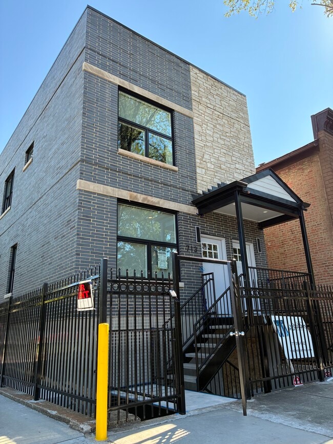 Building Photo - 713 W 19th Pl