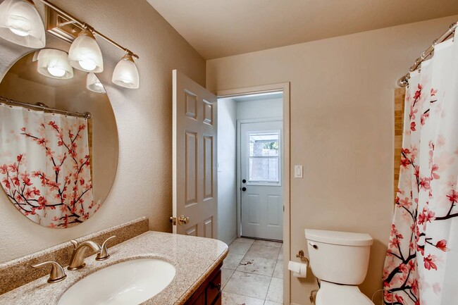 Hall bathroom with laundry behind - 1608 N Sunset Dr House