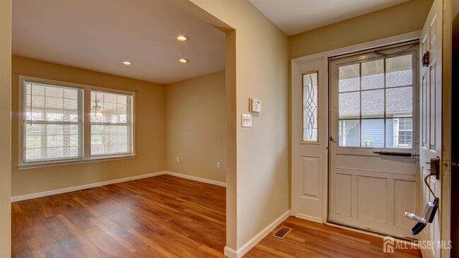 Photo - 18 Thomas Paine Dr