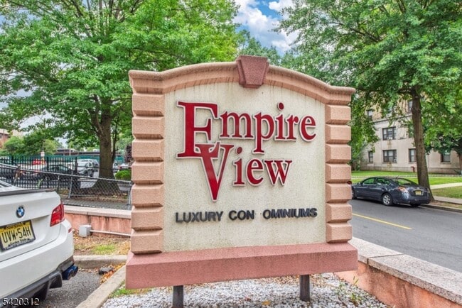 Building Photo - 70 S Munn Ave Unit 212