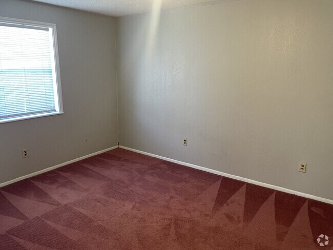 Building Photo - Breathtaking Spacious Four Bedroom Home Lo...