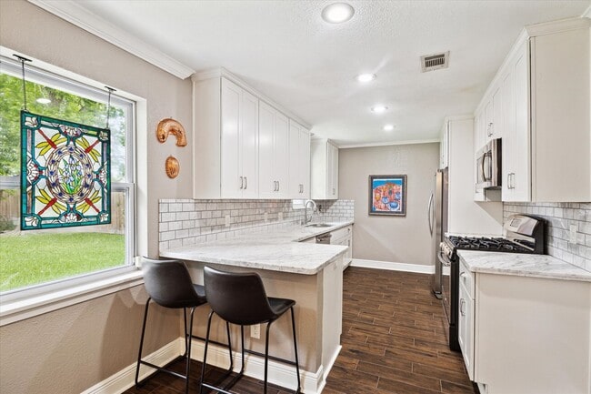 Photo - 5807 Duxbury St