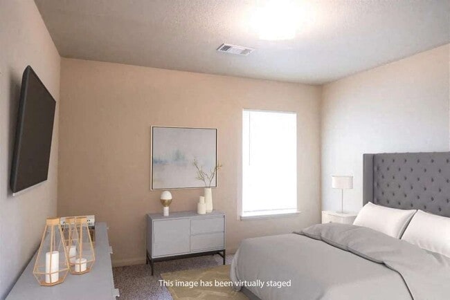 Dormitorio con mucha iluminación natural. - Hallmark at Garden Parkway
