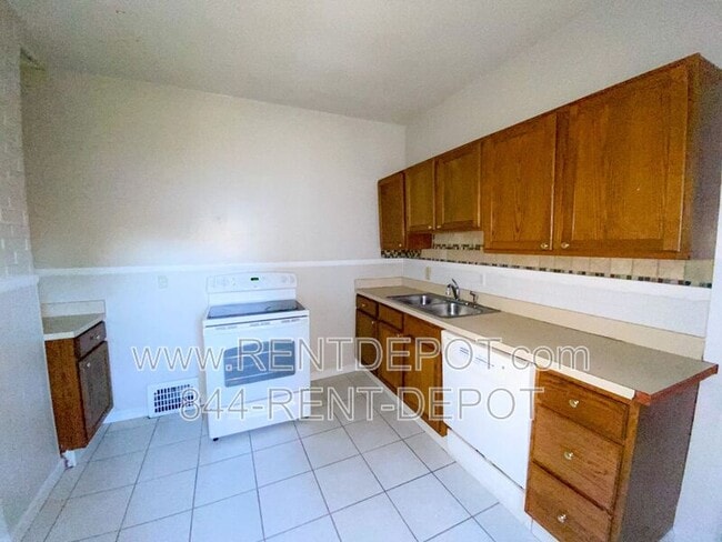 Photo - 1729 S Kerth Ave