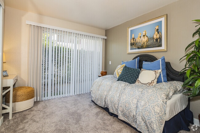 2BR, 1BA - 788SF