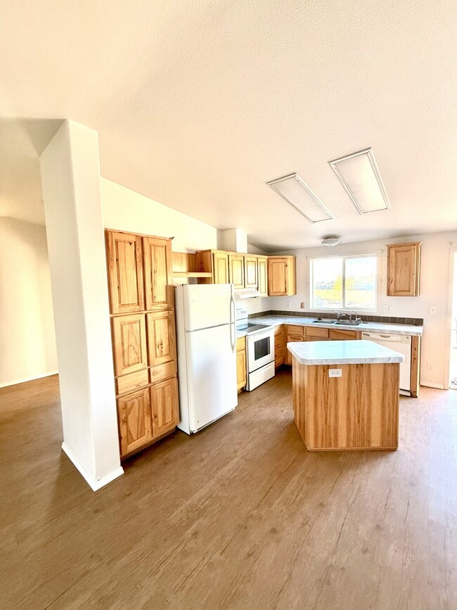 Bright Sunny Kitchen - 1163 Thomas Dr