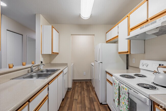 2BR, 1BA - 920SF - Kitchen