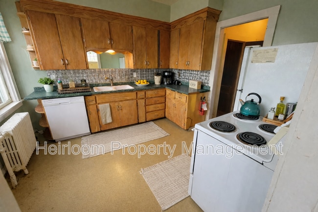 Photo - 1112 E 6th St