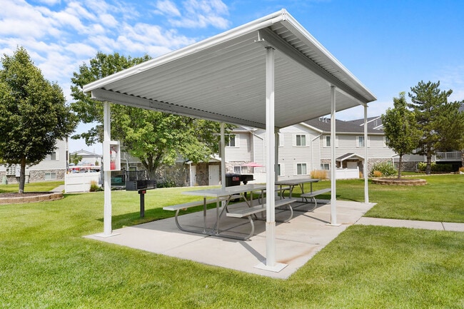 Covered BBQ Grill area - Stonebridge