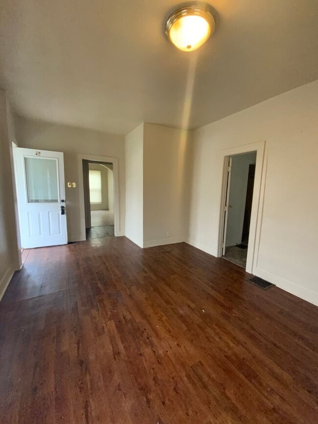 Building Photo - 3-Bedroom, 1-Bathroom Home – $950/Month - ...