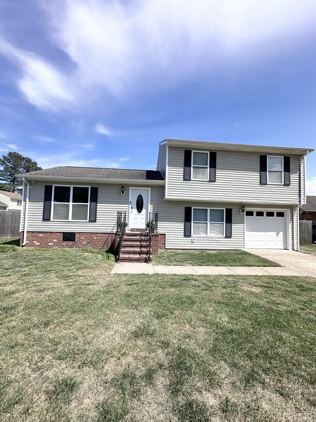 Building Photo - Charming Updated Home in Prime Chesapeake Location – Spacious Layout & Modern Touches!