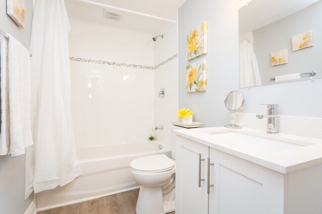 Photo - 2200 King St E