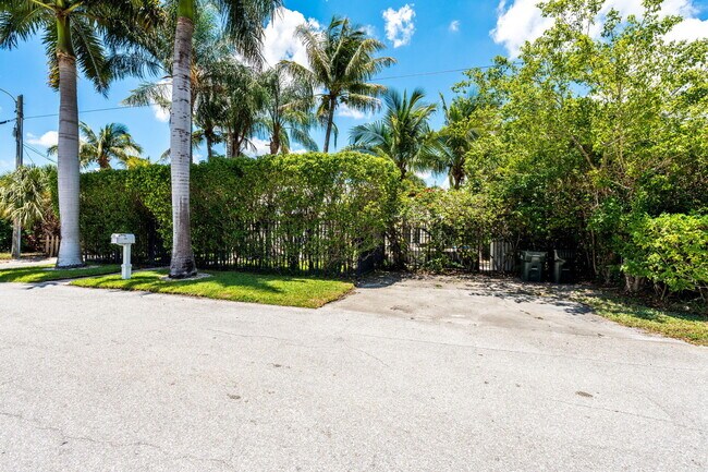 Photo - 255 NE 12th St