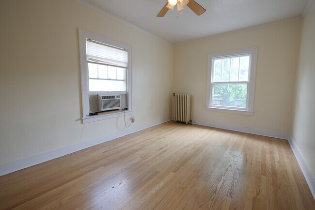 dormitorio con vista al oeste - 717 W S St Unidad 6