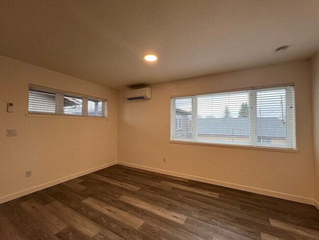 Photo - One bed/One Bath Apartment | Available Now Unidad 534 Putnam Ave. #2