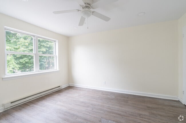 2BR, 1BA - 700SF