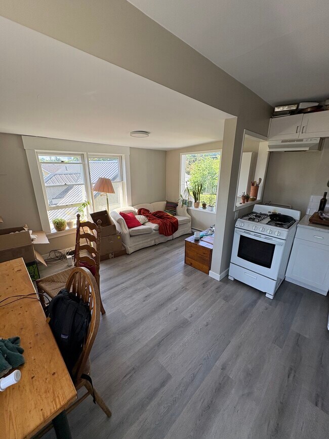 Photo - 2945 Quadra St Unit 3