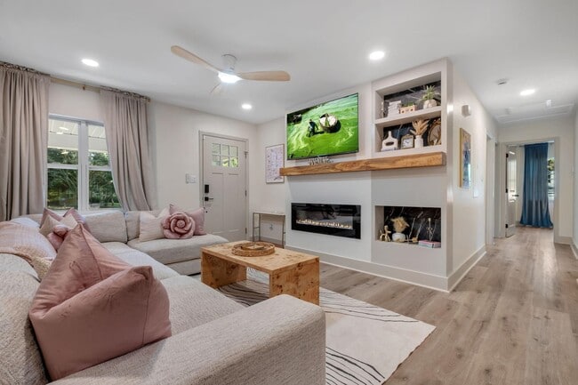 Photo - 2412 Surrey St