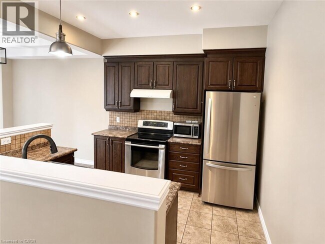Photo - UPPER-313 FEATHERSTONE Crescent
