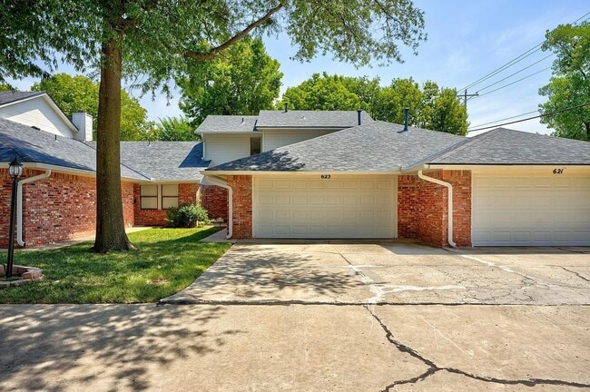 Building Photo - Beautiful Two-Story 3bed/2bath Townhome Available in Westside Norman!!