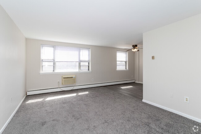 1BR, 1BA - 650-720SF - Living Room