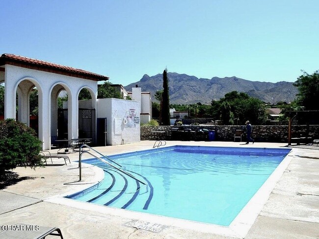 Building Photo - 6201 Escondido Dr Unit 3C