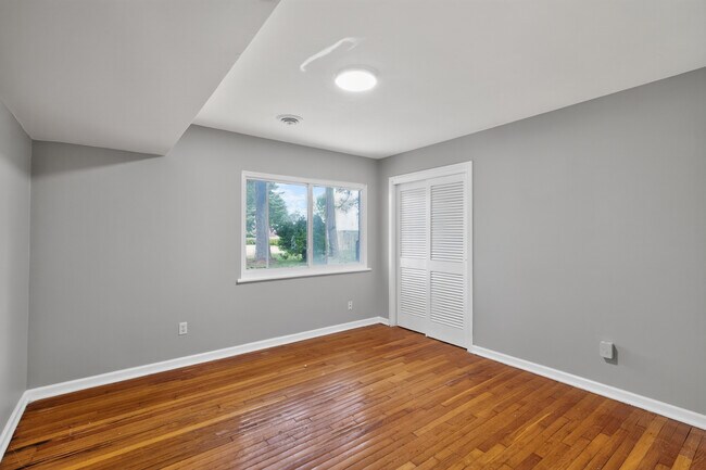 1027 Leon Ln