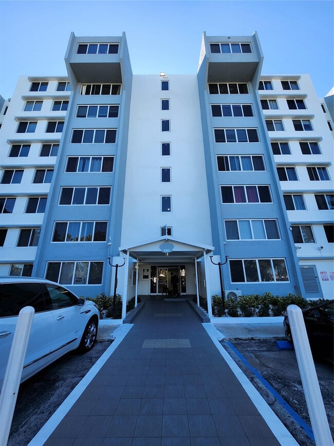 Building Photo - 9001 SW 77th Ave Unit C-802