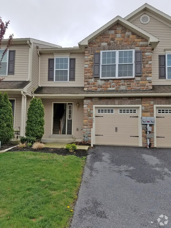 Building Photo - Attractive & Spacious 3 Br 2.5 Bath w/ Gar... Rental