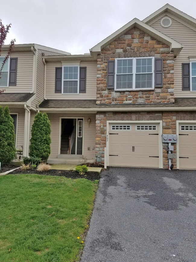 Attractive & Spacious 3 Br 2.5 Bath w/ Gar... - Attractive & Spacious 3 Br 2.5 Bath w/ Gar... House