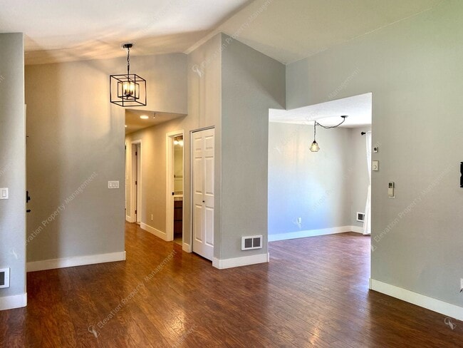 Photo - Charming Bend Home | Single-Story Living