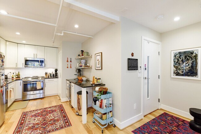 Photo - Live "La Belle Vie"! Your Spacious 2BR, 929 sf Retreat in Columbia Heights is a First-time Rental! Unidad 301