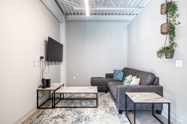 3BR, 2BA - 1271 SF