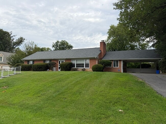 Building Photo - 9220 Quintana Dr