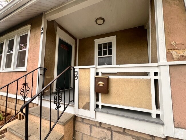 Building Photo - 39 Ferris Ave Rental