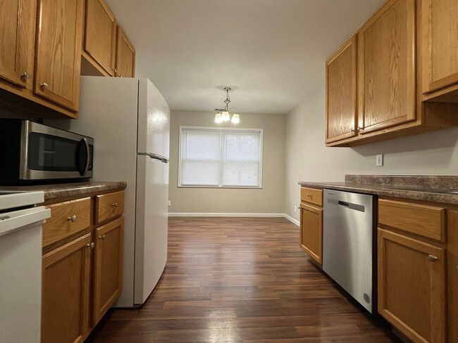 Spacious 2 Bedroom, 1.5 Bath - Spacious 2 Bedroom, 1.5 Bath Apartment Unit 6