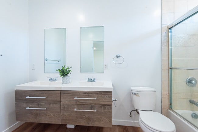 Master bathroom - 16753-16755 1/2 Sherman Way