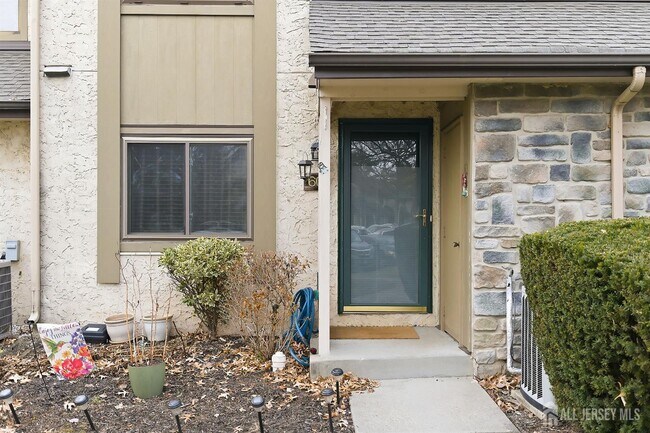 Photo - 60 Hampshire Dr