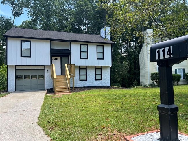 Photo - 114 Jousters Ln NW