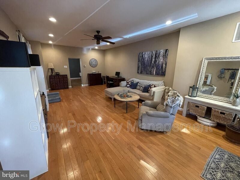 Photo - 4651 Sheldon St