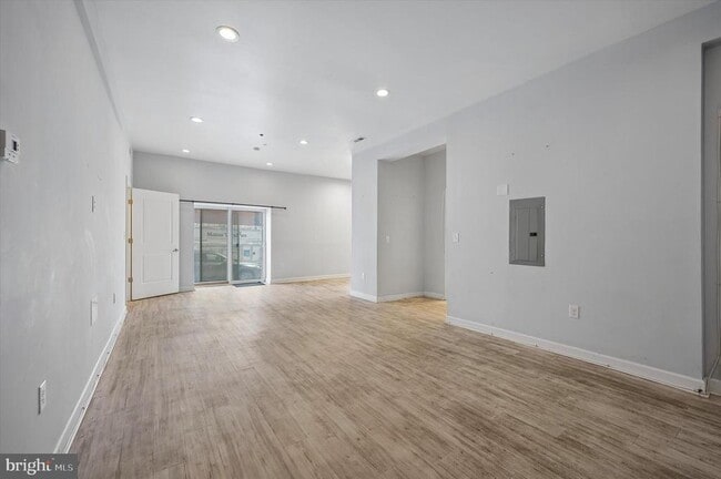 Building Photo - 980 N Marshall St Unit 1