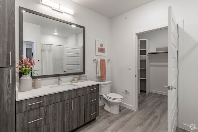 1BR, 1BA - 710 SF
