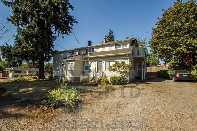 Building Photo - Two Bedroom Apartment Available in Milwaukie! Unit 04
