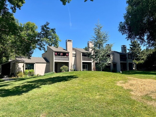 Building Photo - Rare Opportunity to Rent a Park Place Town... Rental