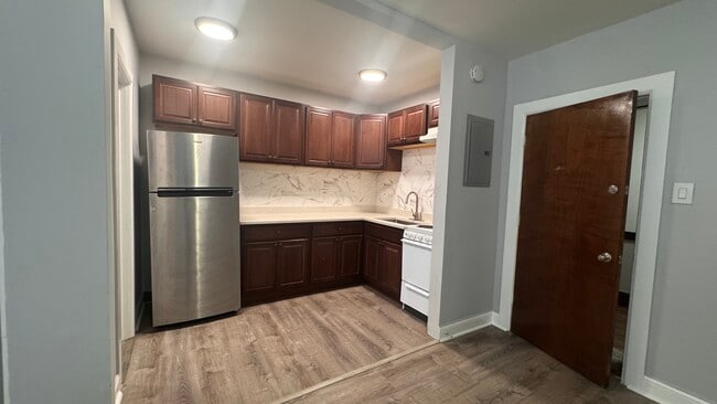 Building Photo - 6948 N Ashland Blvd Unit #G