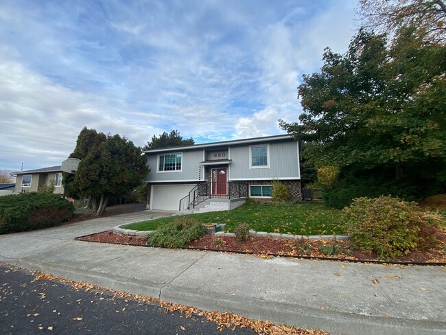 Building Photo - 3 Bedroom | 2 Bath Home in The Dalles