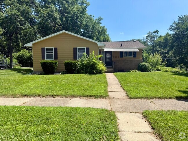 Building Photo - 2506 Iowa St Rental