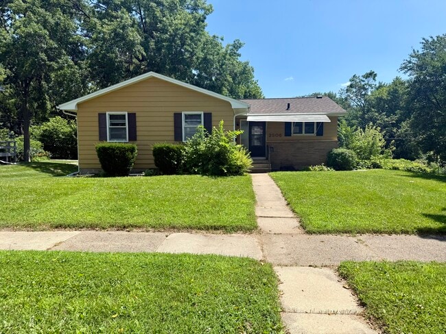 Building Photo - 2506 Iowa St Rental